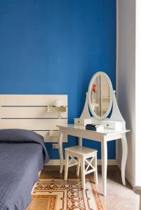 - une chambre avec un lit et une coiffeuse avec un miroir dans l'établissement Charmie flat, à Palerme
