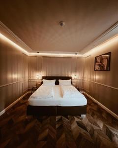 ein Schlafzimmer mit einem großen Bett in einem Zimmer in der Unterkunft Hotel Zuckerfabrik in Stuttgart