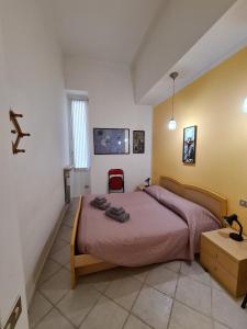 サンタ・マルゲリータ・リグレにあるLa Casa di Rosa by PortofinoVacanzeのベッドルーム1室(大型ベッド1台、赤毛布付)
