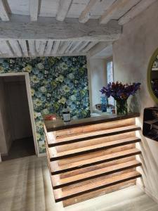 Il Pozzo di Santa Zita في لوكّا: غرفة بها جدار مع الزهور