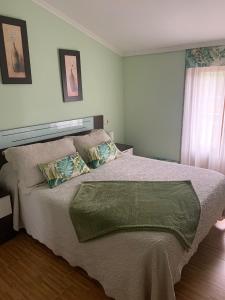 A bed or beds in a room at Alojamientos A Pedra