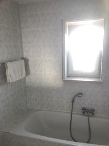 ein Badezimmer mit Badewanne und Fenster in der Unterkunft Monteurwohnung am Landgrafen in Worms + 11 Fotos