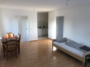 ein Wohnzimmer mit einem Bett und einem Esstisch in der Unterkunft Monteurwohnung am Landgrafen in Worms