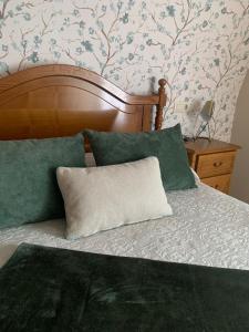 A bed or beds in a room at Alojamientos A Pedra