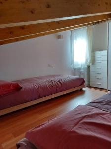 Postel nebo postele na pokoji v ubytování Incantevole appartamento con piscina e vista monti