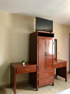 Uma televisão e/ou sistema de entretenimento em Hotel Onix Gold