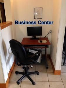 - un bureau avec un ordinateur et une chaise dans l'établissement Budget Host Caribou Inn, à Hallock