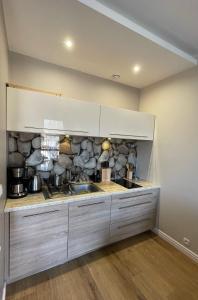 Kuchyňa alebo kuchynka v ubytovaní Dziki Apartament Panorama Gór, Duży Taras z Widokiem na Góry