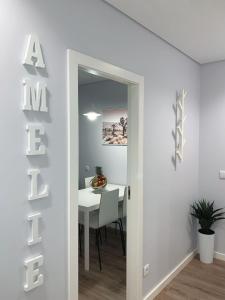uma sala de jantar com uma mesa e um espelho em Alojamento Amélie - Apartamento em Braga