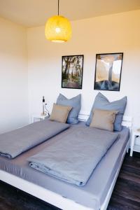 A bed or beds in a room at Ferienhaus am Diemelsee - WLAN / Sauna / Strand - Sport & Erholung