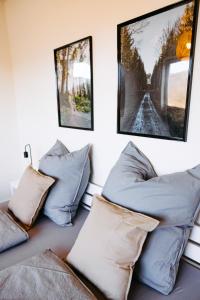 a room with couches and pillows on the wall at Haus am Diemelufer - Natur pur, private Sauna - der Luxus der Stille in Heringhausen