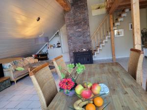 a table with fruit on it in a living room at Ahrtal Vier Sterne Ferienwohnungen Alexandra Weiler Panorama in Bad Neuenahr-Ahrweiler