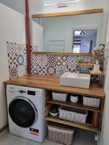 テール・ド・オーにあるTi' Paradisのバスルーム(鏡付)の洗濯機