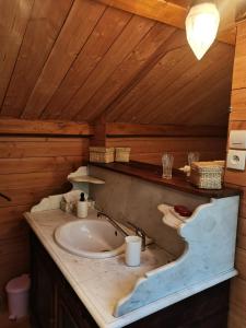 Ett badrum på Charmant gîte duplex du bon accueil