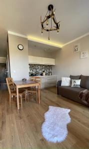 Kuchyňa alebo kuchynka v ubytovaní Dziki Apartament Panorama Gór, Duży Taras z Widokiem na Góry