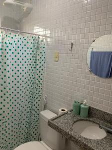 a bathroom with a toilet and a shower and a sink at Duplex com 02 Suítes e Ar-Condicionados in Bananeiras