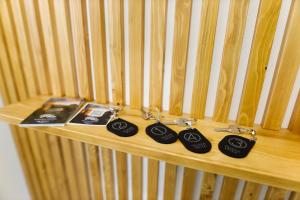 TERRAVERA في تيراسيني: مجموعة من المفاتيح على كرسي خشبي