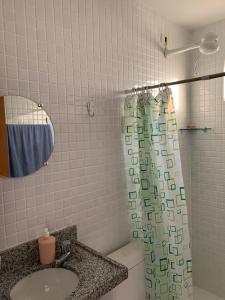 ein Bad mit einem Waschbecken, einem WC und einer Dusche in der Unterkunft Duplex com 02 Suítes e Ar-Condicionados in Bananeiras
