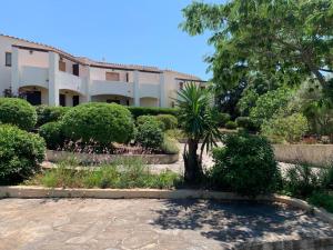 a building with a lot of bushes and trees at Bel appartement idéalement situé en Haute Corse in Lumio