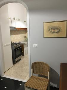 Kuchyňa alebo kuchynka v ubytovaní Casa di Aldo: una casa nel centro di Nervi.