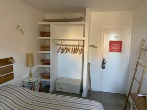 a bedroom with a bed and a closet with hangers at Bel appartement idéalement situé en Haute Corse in Lumio