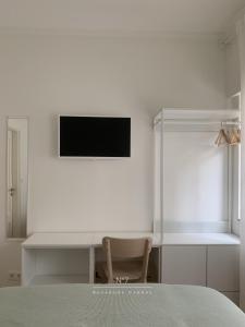Habitación blanca con escritorio y silla en Nº7 Sacadura Cabral, en Guarda