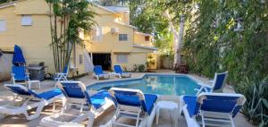 um pátio com cadeiras e uma piscina em Looking Good Surf House San Juan del Sur em San Juan del Sur