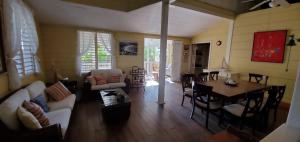 un salon avec un canapé et une table dans l'établissement Looking Good Surf House San Juan del Sur, à San Juan del Sur