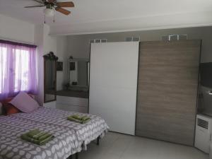Ένα ή περισσότερα κρεβάτια σε δωμάτιο στο Studio apartment with private terrace, Jacuzzi & views