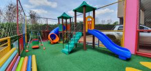 un parque infantil con diferentes toboganes y columpios de colores en Apartamento Ecologic Park Caldas Novas, en Caldas Novas