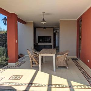 eine Terrasse mit einem Tisch und Stühlen auf einer Terrasse in der Unterkunft La Colorada in San Pedro