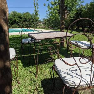 una mesa de picnic y sillas en el césped en La Colorada en San Pedro