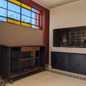 Zimmer mit Kamin und Buntglasfenster in der Unterkunft La Colorada in San Pedro