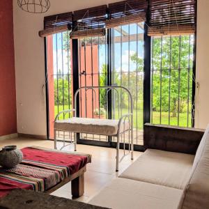 ein Wohnzimmer mit Couch und großem Fenster in der Unterkunft La Colorada in San Pedro