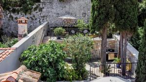 un jardín al aire libre con árboles y una valla en Luxury Villa Orh Rovinj en Rovinj