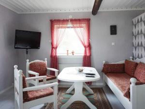 - un salon avec une table, un canapé et une fenêtre dans l'établissement Holiday home BRASTAD XIII, à Brastad