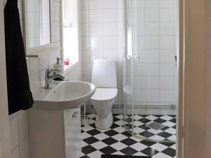 Koupelna v ubytování Holiday home Fjärås II