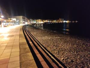 tor kolejowy na plaży w nocy w obiekcie Casa Mar Azul w mieście Arinaga