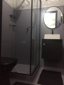 y baño con ducha, lavabo y espejo. en LOFT RIO, en Río de Janeiro