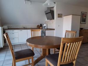 Ett kök eller pentry på Apartments, Mirow