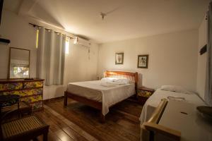 Tempat tidur dalam kamar di Pousada dos Candeeiros