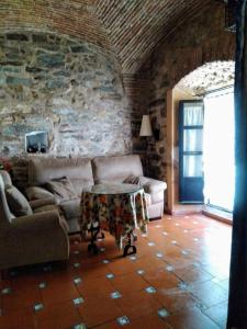 sala de estar con sofá y mesa en Apartamentos Las Buganvillas, en Cáceres