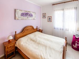 um quarto branco com uma cama e uma janela em Belvilla by OYO Sant Pere Playa em Sant Pere Pescador