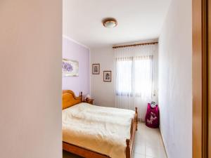 1 dormitorio con cama y ventana en Belvilla by OYO Sant Pere Playa en Sant Pere Pescador