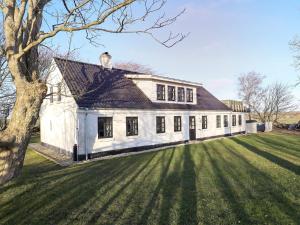 uma grande casa branca com um grande jardim de relva em Holiday home Løkken CLXVI em Løkken