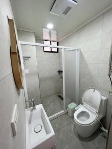 Koupelna v ubytování 依金那海景民宿