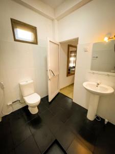 a bathroom with a toilet and a sink at Gimanhala Diyathalawa in Diyatalawa