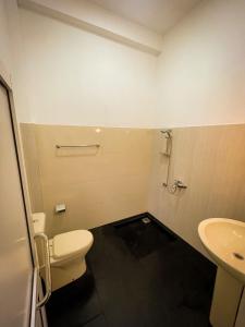 a bathroom with a toilet and a sink at Gimanhala Diyathalawa in Diyatalawa