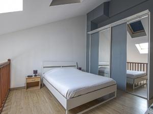 Katil atau katil-katil dalam bilik di Tasteful apartment in Comes with terrace
