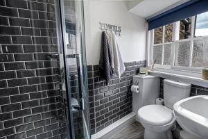 une salle de bains avec toilettes et lavabo dans l'établissement Comfy Dales holiday base on Market Place of historic market town, à Richmond 3 autres photos